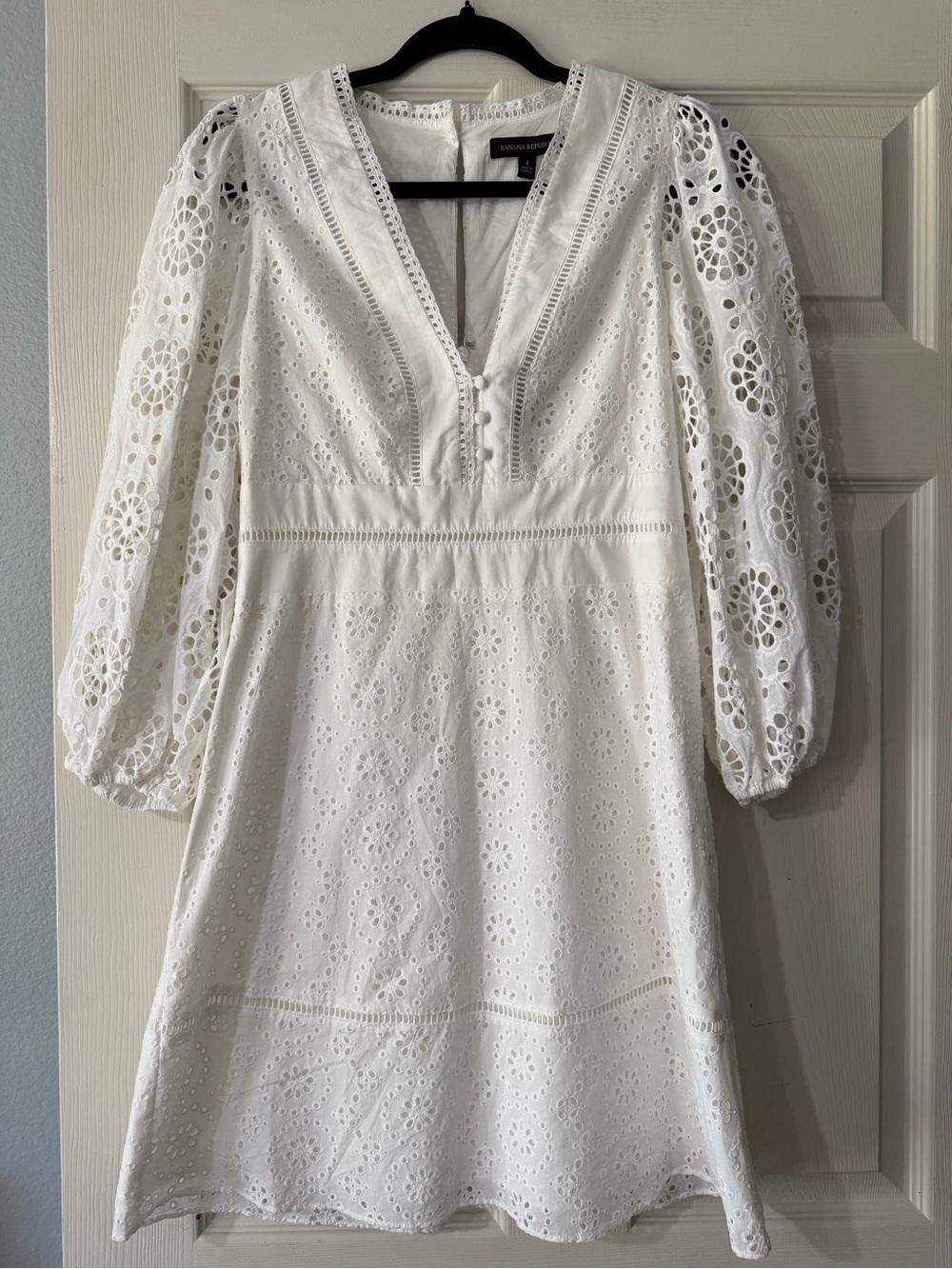 Banana Republic White Eyelet Dress with Puff Sleeves. Size 4. NWT